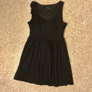 Black, sleeveless dress with shoulder flowers XL